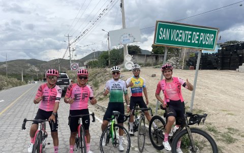 Alexander Cepeda (i), Jonathan Caicedo y Richard Carapaz (d), la tripleta tricolor del equipo EF Education-EasyPost.