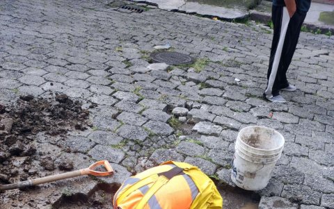 Reparación. La ciudadanía puede denunciar y solicitar el arreglo del desperfecto de agua mediante la línea gratuita 1800 242 424.