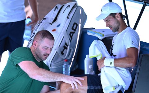 El serbio fue  atendido por sus doctores varias veces durante el entrenamiento. En la pierna izquierda es el problema.