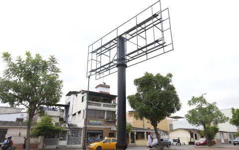 Estructura. Un rótulo sin el número de contrato y nombre de la empresa se encuentra en la Plaza Dañín.