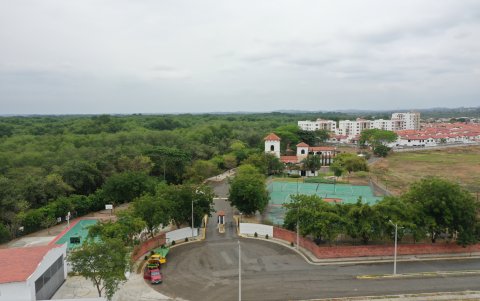 Hecho. Los habitantes hablan de la urgencia de reestructurar los terrenos para tener más calles de acceso que eviten los atascos en la única vía existente.