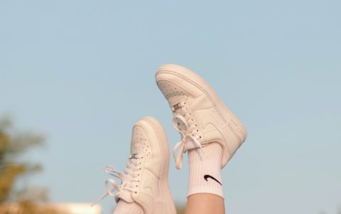 Si quiere evitar dolores en los pies, utilice calzados que se ajusten a su comodidad.