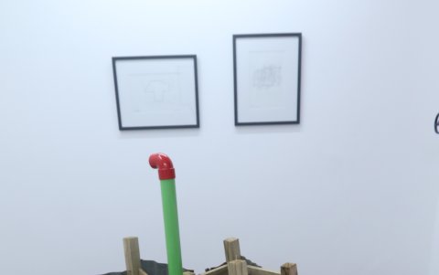 Restrepo, el arquitecto. La instalación ‘Pequeña arquitectura sin poder, menos es más’, del artista riosense en primer plano.