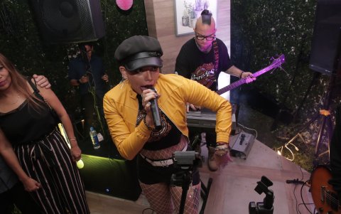 El toque roquero de la noche lo puso la banda Complicados.