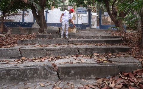 Daños. En el espacio hay basura y grietas en prácticamente todo el área. Por eso son contadas las personas que la visitan.
