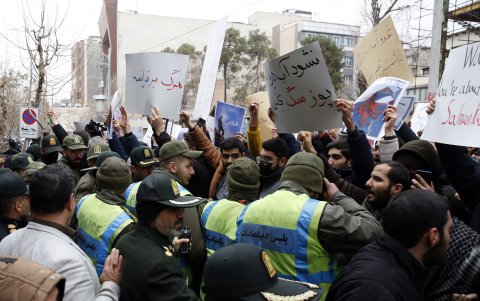 La policía interviene mientras la gente protesta frente a la embajada francesa en Teherán, Irán, el 11 de enero de 2023