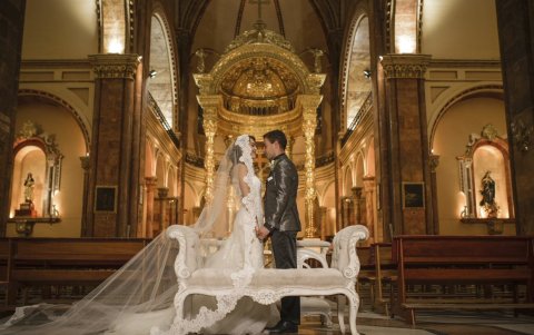 Los novios jurándose amor eterno .