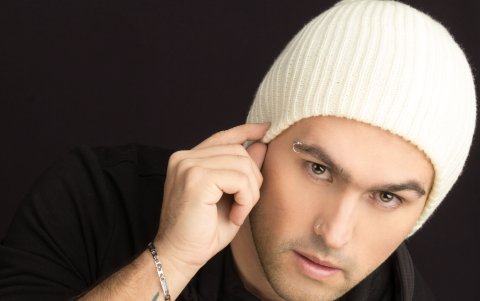 Tinto ha colaborado con primeras figuras del reguetón como Karol G.