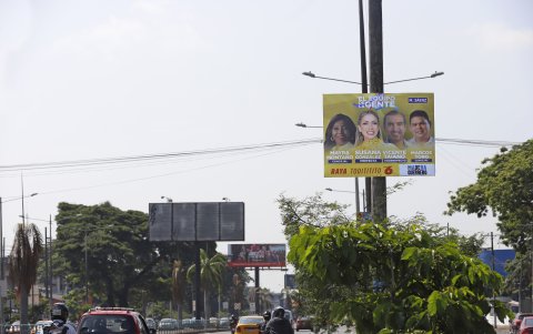 En algunos postes se encuentran las propagandas electorales