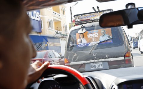 Pegados en los vehículos también se observan algunas publicidades