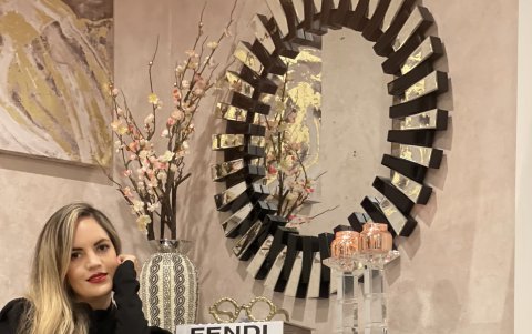 Es una mujer que saber combinar su trabajo con sus otras facetas como madre y esposa.