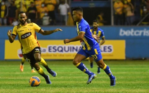 Édison Mero (d) llega a Perú procedente del Delfín de Manta.