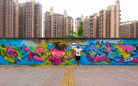 En Shenzhen, China, hay un gran mural realizado por el artista.