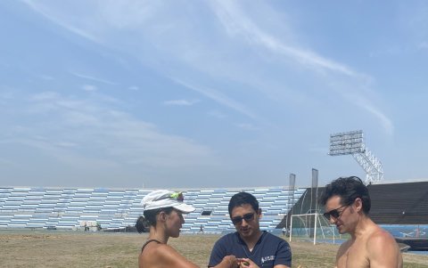 La marchista trabajó en diciembre junto a su entrenador, el español Paquillo Fernández (d).