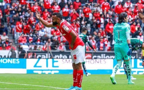 Jordan Sierra suma minutos en México.