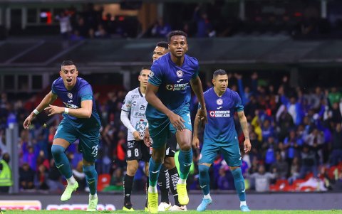 Michael Estrada en una de sus participaciones con el Cruz Azul.