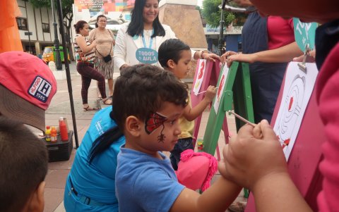 Recreación. En carpas instaladas en sitios estratégicos, los brigadistas llaman la atención de padres y niños. Estos últimos pueden realizar actividades lúdicas.