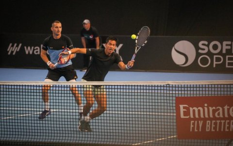 El tenista manabita (d), junto a su nueva pareja de dobles, el bosnio Tomislav Brkic, con quien ya empezó a tener buenos resultados.