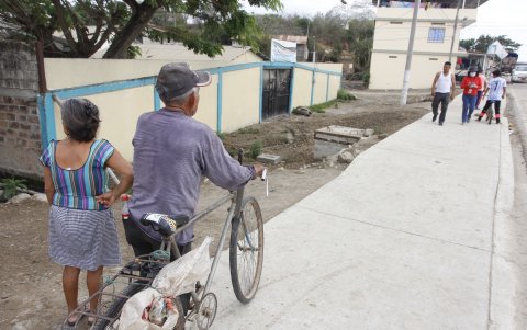 Carretera. El tramo de la vía Cerecita-Safando, que pasa por la entrada del recinto Safando, fue elevado para su pavimentación, dejando a la escuela muy abajo.