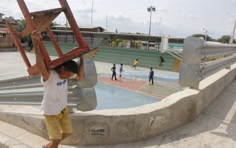 Una cancha a la entrada del recinto Safando resalta en medio de las calles de tierra y ahora con lodo.