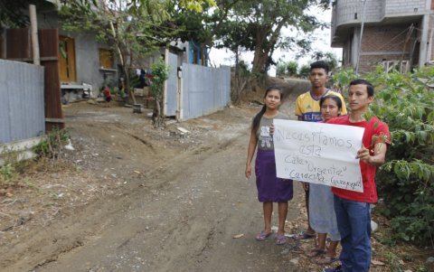 Cerecita. Juan Piza y un grupo de vecinos piden que se los tome en cuenta. Su calle, a diferencia del resto, sigue de tierra. Están preocupados por las lluvias.