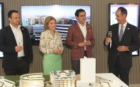 Durante el brindis, David Darquea, Isabel Noboa, José Antonio Ponce y Felipe Bernal.