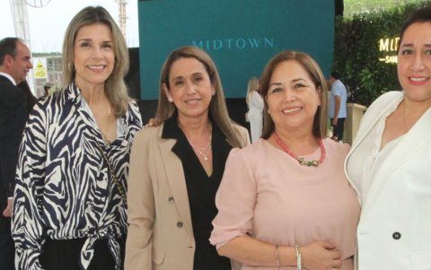 Martha Roggiero, Carmen Mendoza, Hellen Chasing y Fresia Llerena.