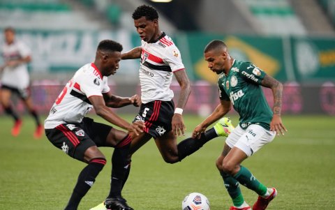 Robert Arboleda (c) durante uno de los cotejos de la Copa 2022.