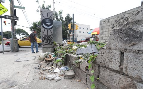 La basura se desborda en las esquinas del terreno.
