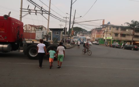 Preocupación. Padres de familia temen por la seguridad de sus hijos y los menores del barrio. El paso de estos vehículos les ha generado desconfianza de que puedan causar algún accidente.
