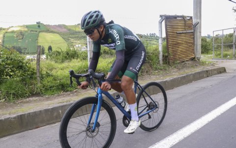 En la edición 2022 de la Vuelta al Ecuador Elvis ganó una etapa.