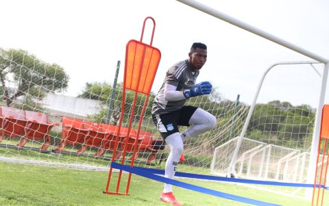 Pedro Ortiz, golero de Emelec, intensifica los trabajos en Argentina.