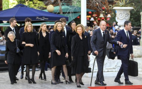 Sofía con Juan Carlos, sus hijas y nietos.