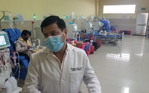 Francisco Pérez, exgerente del HTM, durante una queja de pacientes de la unidad de hemodiálisis, en 2022..