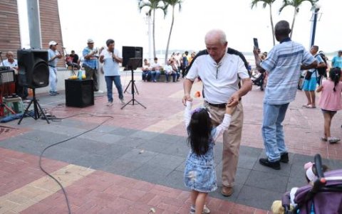 La orquesta salsera pone a bailar a personas de todas las edades