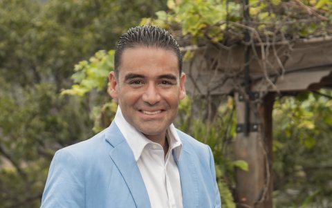 El funcionario público sostiene que el 95% de su tiempo siempre está con una sonrisa.