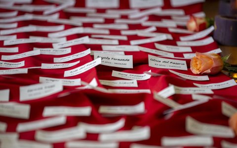 Vista hoy de nombres de víctimas de feminicidio durante una rueda de prensa de la Asociación Latinoamericana para el Desarrollo Alternativo (ALDEA), en Quito (Ecuador).