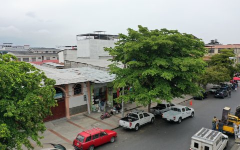 Mal uso. Los cables son usados hasta como cordeles y exhibidores de ropa.