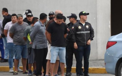 Los siete sospechosos fueron detenidos horas después del crimen y les encontraron 3 armas de fuego.