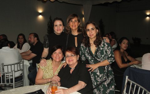 María Teresa de Salazar, Vicky de Birkett, Katherine de Pérez, Tatiana de Pérez y Teresa de Birkett.