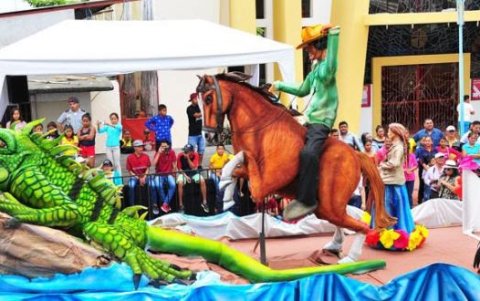 El artista plástico también diseña y construye carros alegóricos