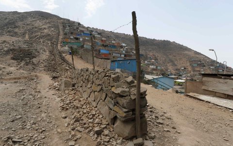La imagen es opuesta al otro costado, donde hay calles pavimentadas, parques verdes y exclusivas casas con todo tipo de comodidades.