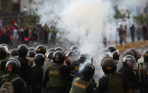 Policías se enfrentan con manifestantes durante la 