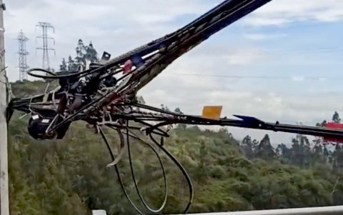 El cableado visible también es peligroso para el transeúnte.