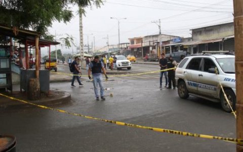 En la segunda escena del crimen, agentes policiales recabaron indicios balísticos.