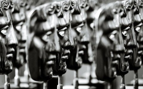 La estatuilla es una escultura diseñada por el artista Mitzi Cunliffe y representa una máscara tradicional de teatro.