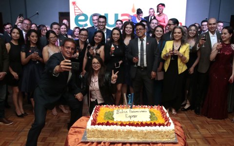 Los colaboradores se reunieron alrededor de la torta para soplar la vela.