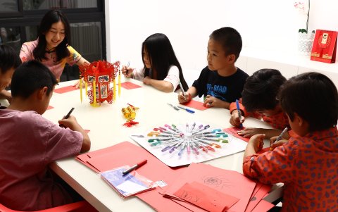 Concentrados decoran piensan sus deseos para el nuevo año.
