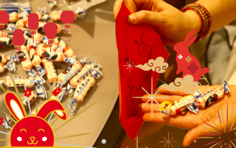 Monedas tradicionales y dulces con papel de arroz llenan los sobres.