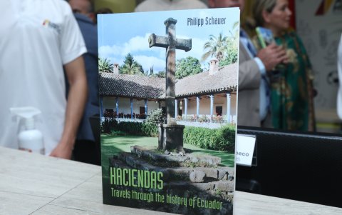 El libro recoge el recorrido turístico del diplomático por una gran cantidad de haciendas de la Costa y la Sierra ecuatorianas.